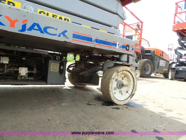 image for item L6051 2008 Skyjack 3219 scissor lift