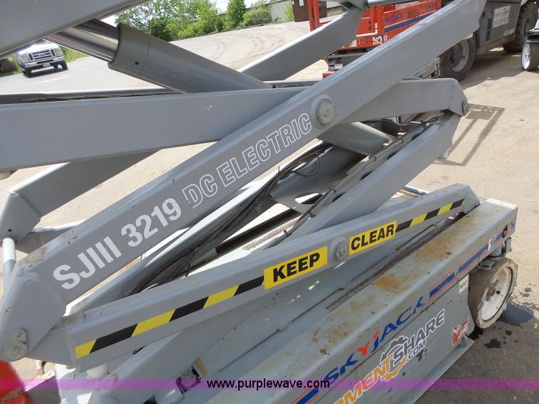 image for item L6051 2008 Skyjack 3219 scissor lift
