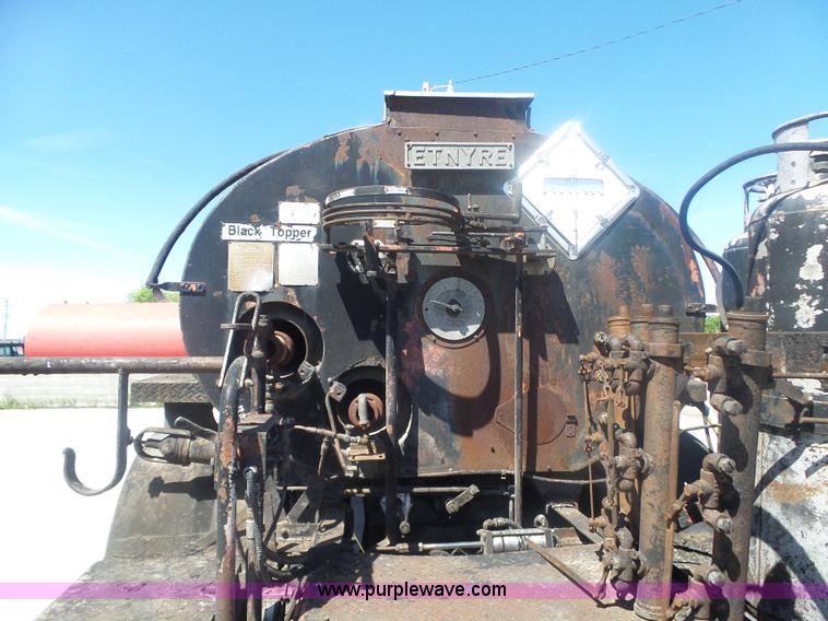 image for item L6332 1994 Freightliner FL70 oil distributor truck