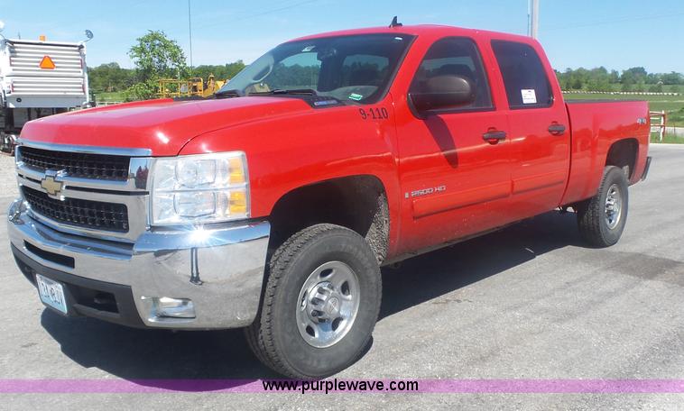 image for item L6333 2007 Chevrolet Silverado 2500HD Crew Cab pickup truck