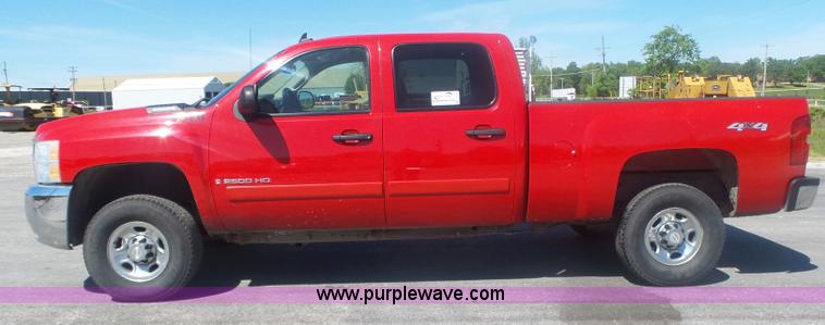 image for item L6333 2007 Chevrolet Silverado 2500HD Crew Cab pickup truck
