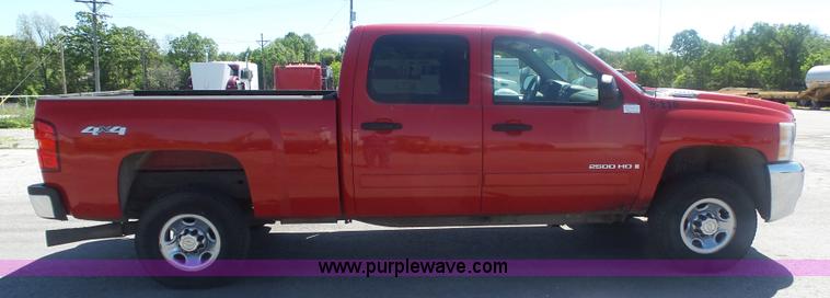 image for item L6333 2007 Chevrolet Silverado 2500HD Crew Cab pickup truck