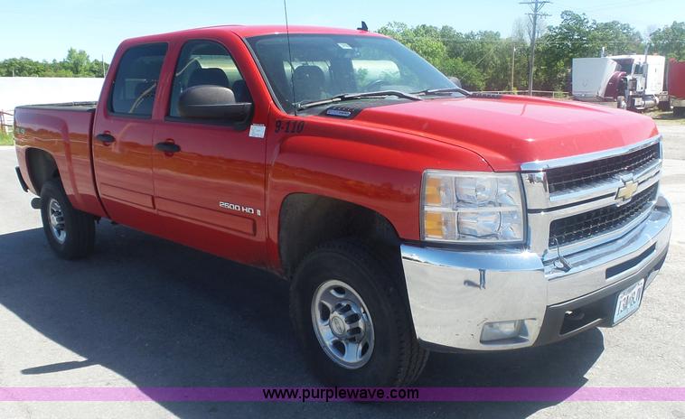 image for item L6333 2007 Chevrolet Silverado 2500HD Crew Cab pickup truck
