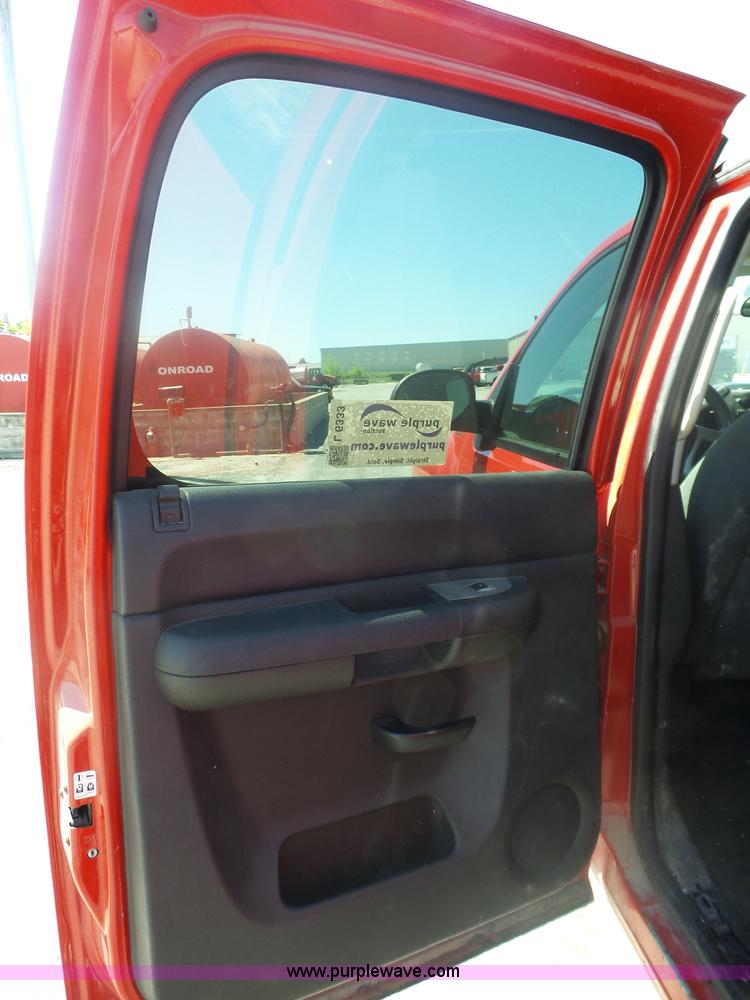image for item L6333 2007 Chevrolet Silverado 2500HD Crew Cab pickup truck
