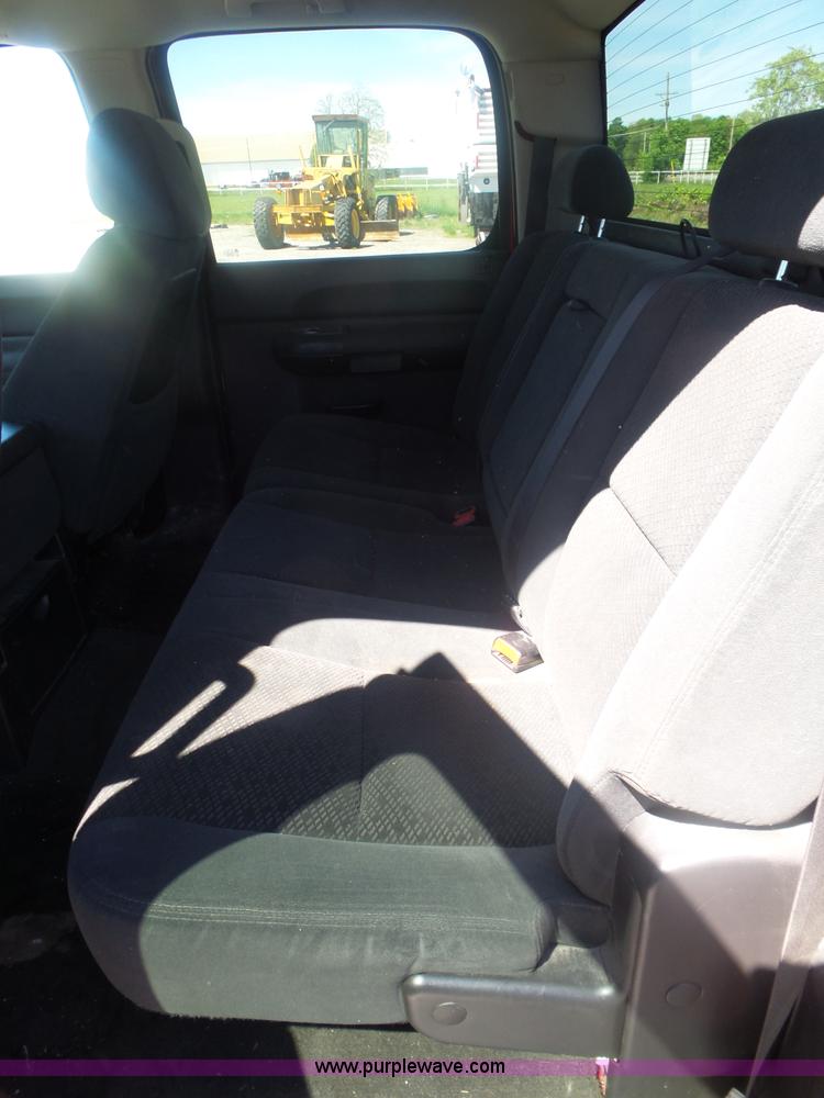 image for item L6333 2007 Chevrolet Silverado 2500HD Crew Cab pickup truck