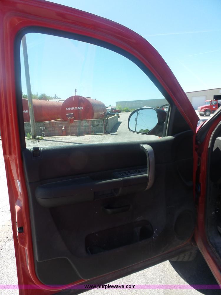 image for item L6333 2007 Chevrolet Silverado 2500HD Crew Cab pickup truck