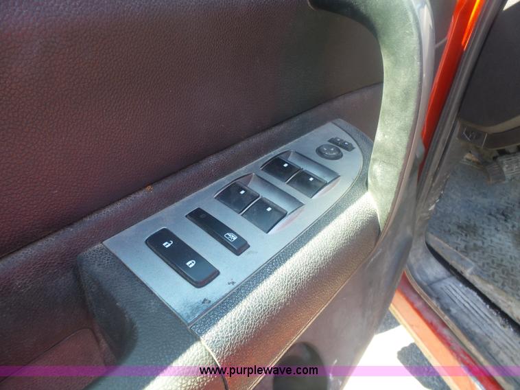 image for item L6333 2007 Chevrolet Silverado 2500HD Crew Cab pickup truck