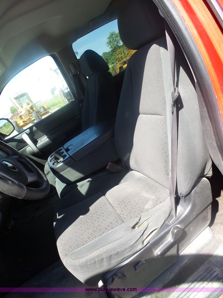 image for item L6333 2007 Chevrolet Silverado 2500HD Crew Cab pickup truck