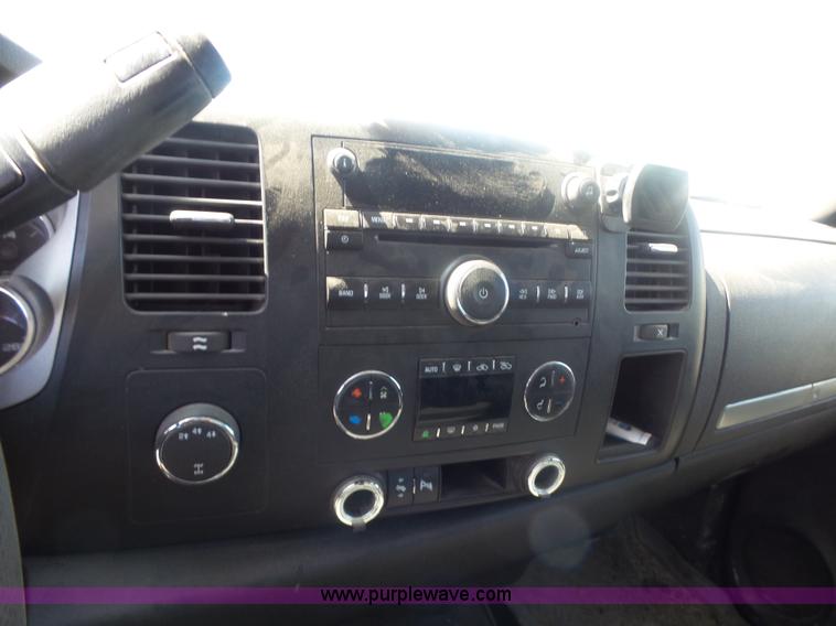 image for item L6333 2007 Chevrolet Silverado 2500HD Crew Cab pickup truck