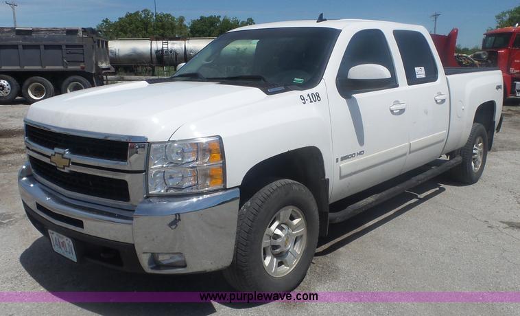image for item L6335 2008 Chevrolet Silverado 2500HD Crew Cab pickup truck