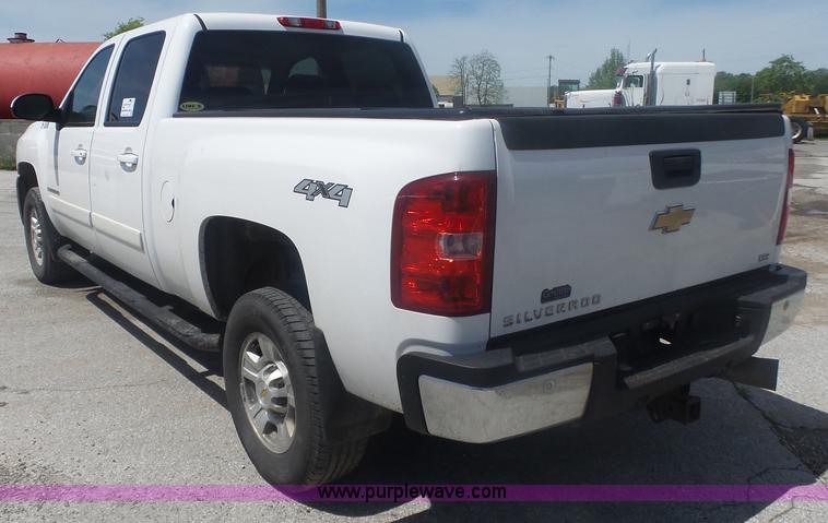 image for item L6335 2008 Chevrolet Silverado 2500HD Crew Cab pickup truck