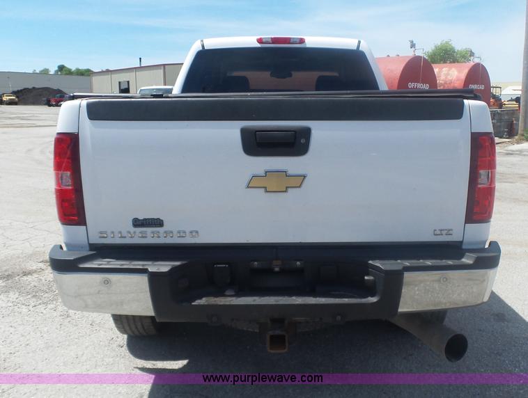 image for item L6335 2008 Chevrolet Silverado 2500HD Crew Cab pickup truck