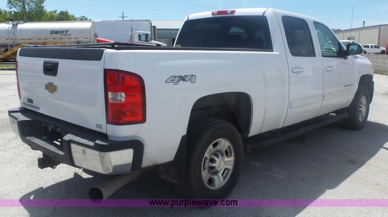 image for item L6335 2008 Chevrolet Silverado 2500HD Crew Cab pickup truck