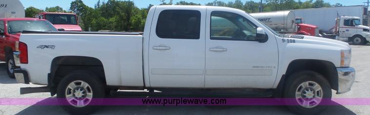 image for item L6335 2008 Chevrolet Silverado 2500HD Crew Cab pickup truck