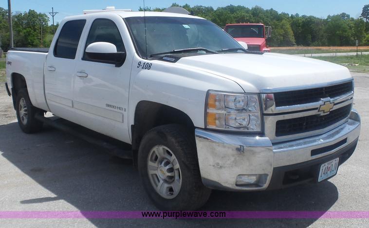 image for item L6335 2008 Chevrolet Silverado 2500HD Crew Cab pickup truck