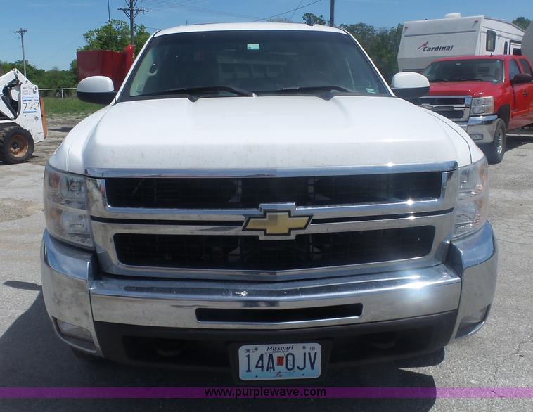 image for item L6335 2008 Chevrolet Silverado 2500HD Crew Cab pickup truck