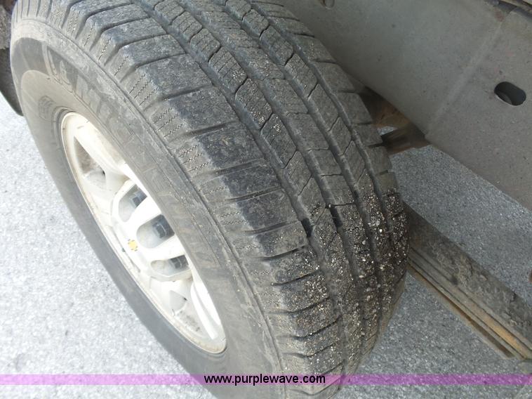 image for item L6335 2008 Chevrolet Silverado 2500HD Crew Cab pickup truck