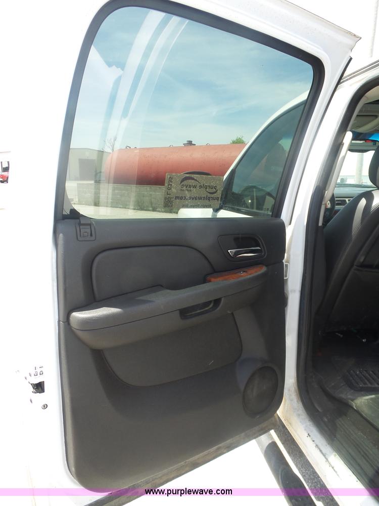 image for item L6335 2008 Chevrolet Silverado 2500HD Crew Cab pickup truck