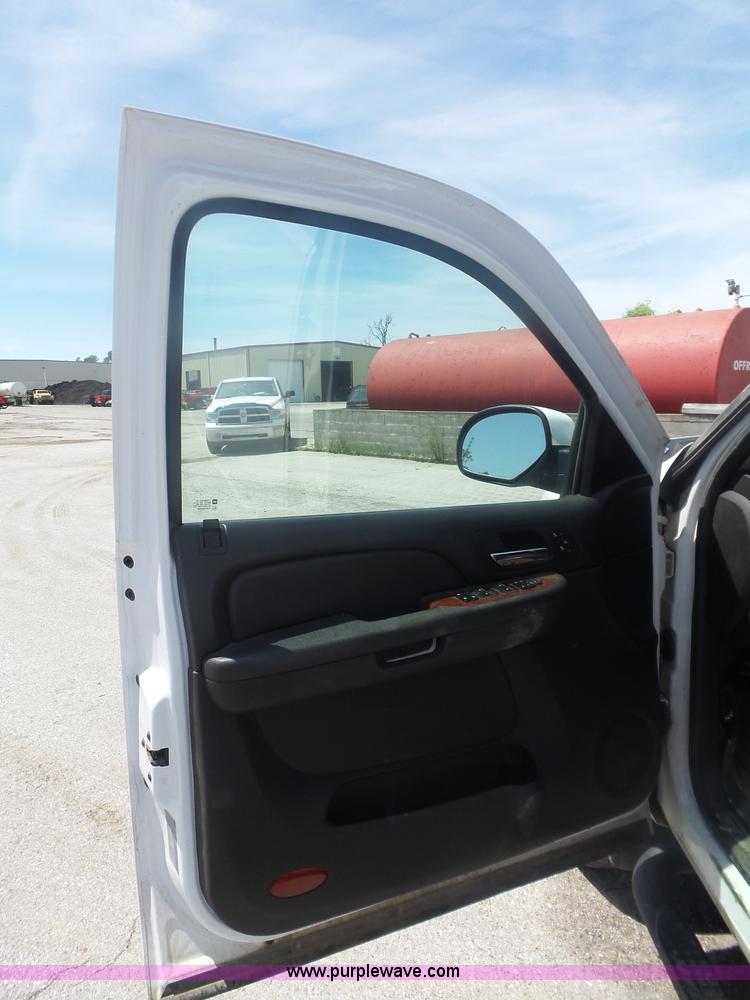 image for item L6335 2008 Chevrolet Silverado 2500HD Crew Cab pickup truck