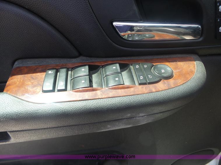 image for item L6335 2008 Chevrolet Silverado 2500HD Crew Cab pickup truck