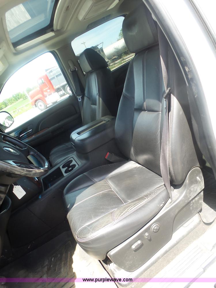 image for item L6335 2008 Chevrolet Silverado 2500HD Crew Cab pickup truck