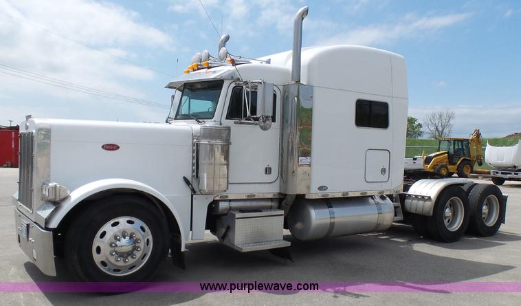image for item L7023 2005 Peterbilt 379 semi truck