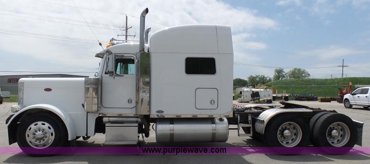 image for item L7023 2005 Peterbilt 379 semi truck