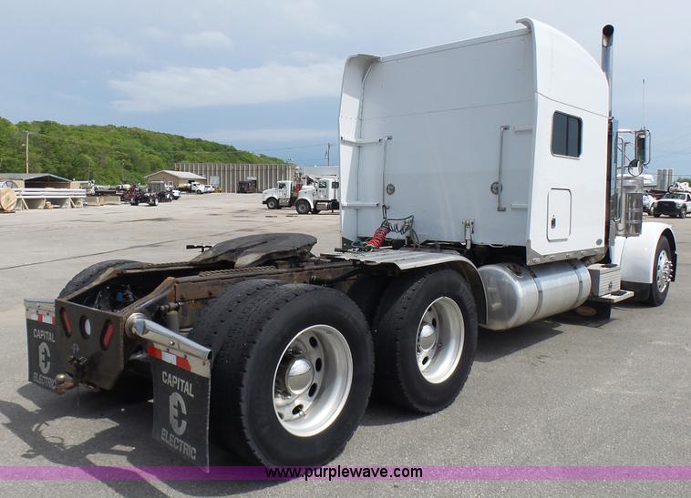 image for item L7023 2005 Peterbilt 379 semi truck