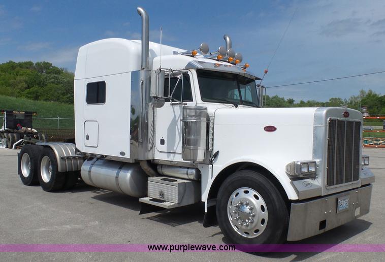 image for item L7023 2005 Peterbilt 379 semi truck