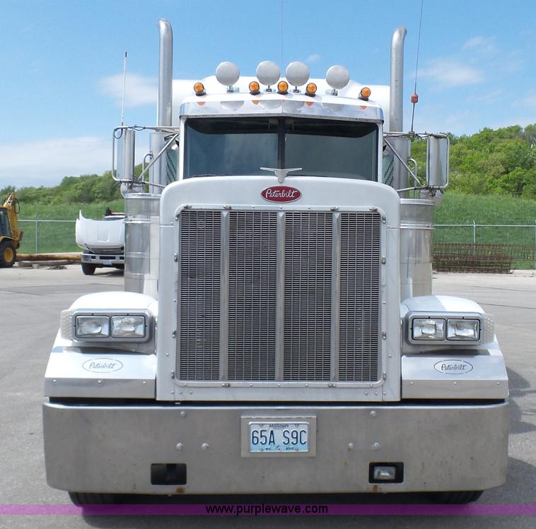 image for item L7023 2005 Peterbilt 379 semi truck