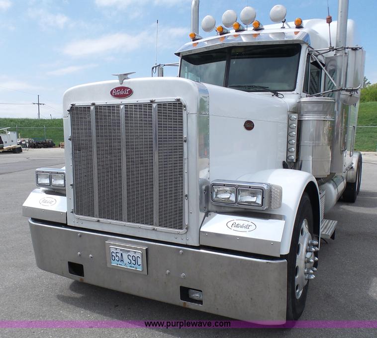image for item L7023 2005 Peterbilt 379 semi truck