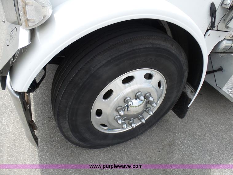 image for item L7023 2005 Peterbilt 379 semi truck