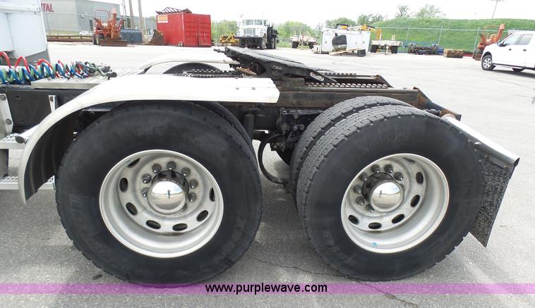 image for item L7023 2005 Peterbilt 379 semi truck