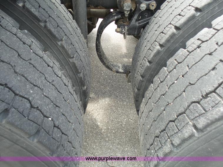 image for item L7023 2005 Peterbilt 379 semi truck