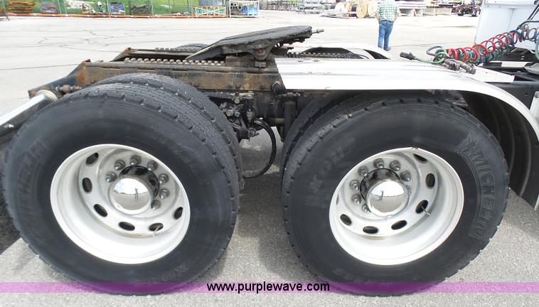 image for item L7023 2005 Peterbilt 379 semi truck