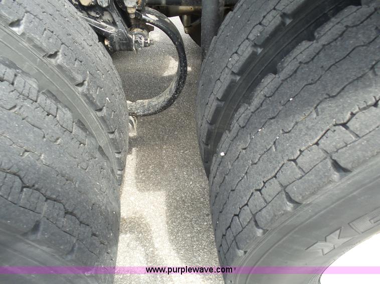 image for item L7023 2005 Peterbilt 379 semi truck