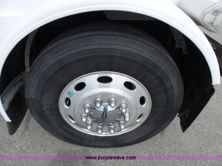 image for item L7023 2005 Peterbilt 379 semi truck