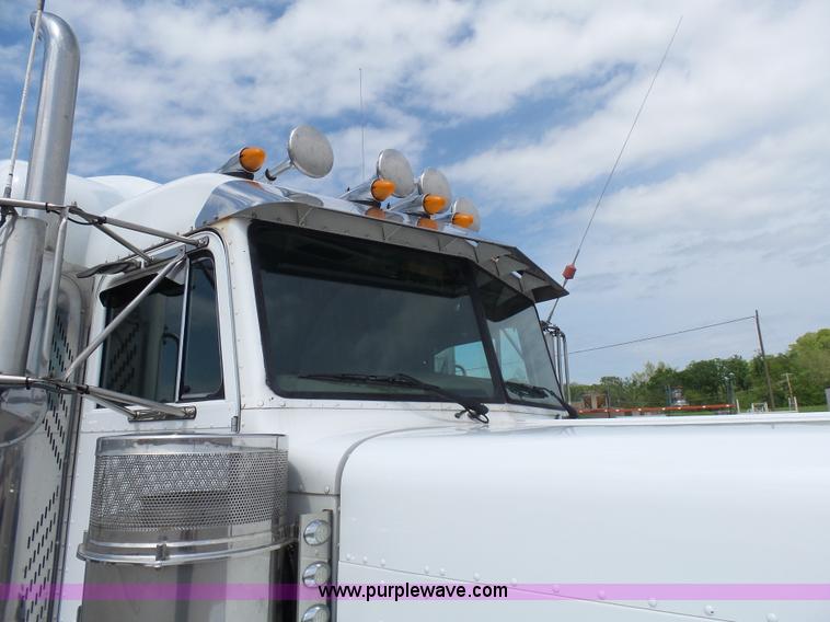 image for item L7023 2005 Peterbilt 379 semi truck