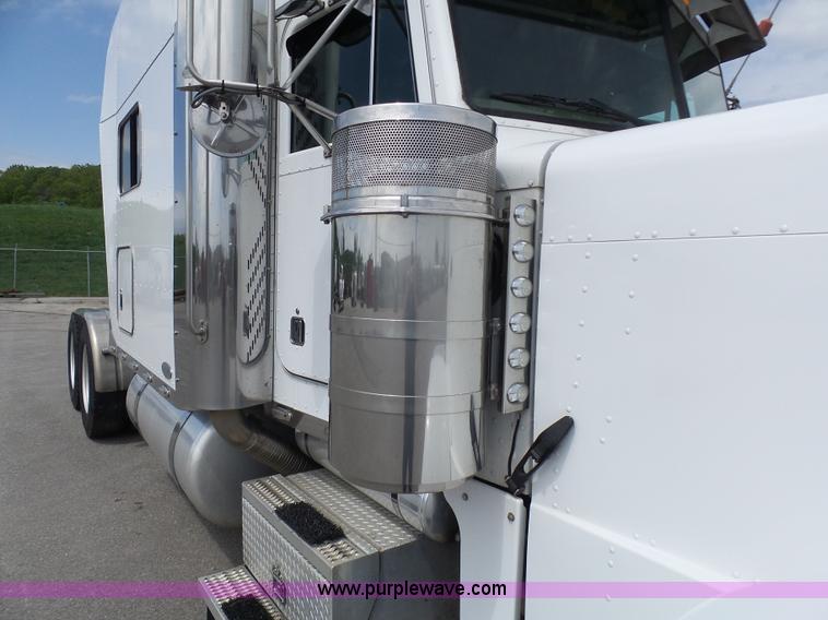 image for item L7023 2005 Peterbilt 379 semi truck