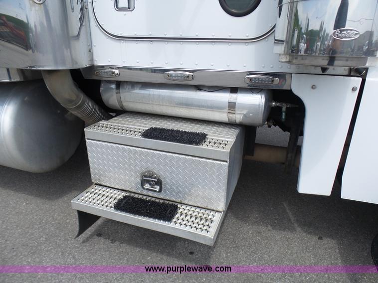 image for item L7023 2005 Peterbilt 379 semi truck
