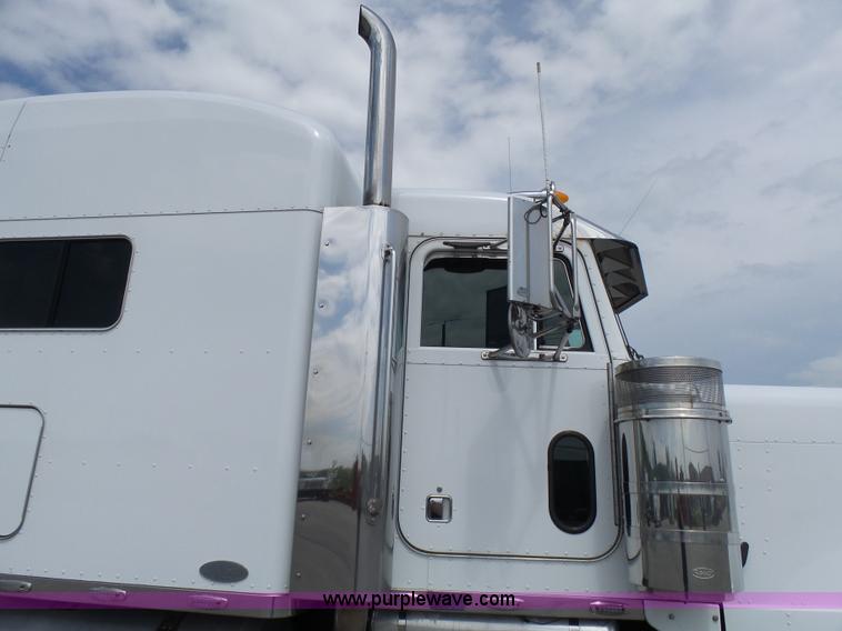 image for item L7023 2005 Peterbilt 379 semi truck