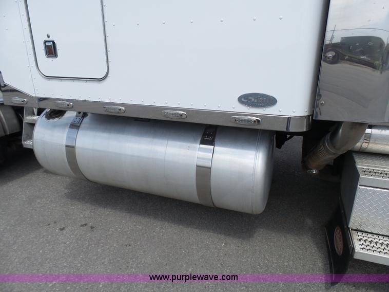 image for item L7023 2005 Peterbilt 379 semi truck