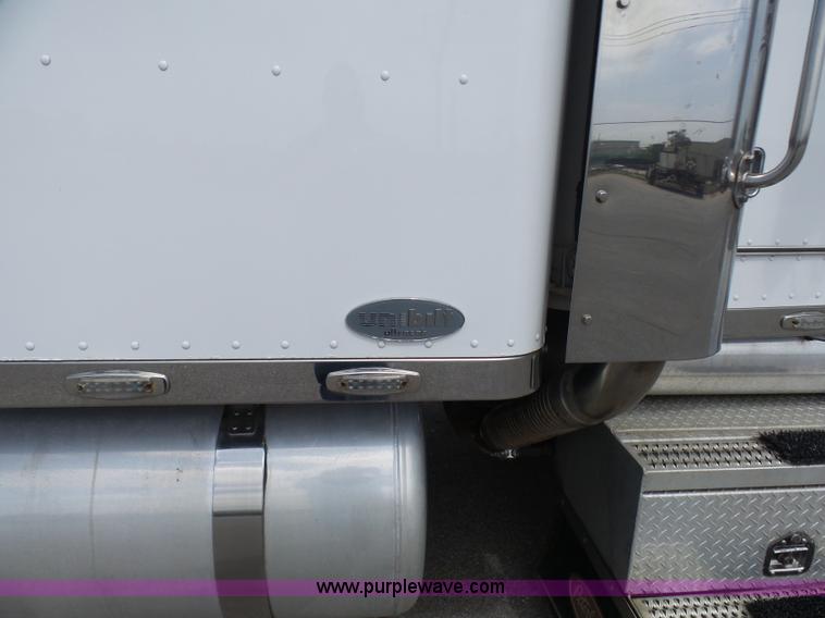 image for item L7023 2005 Peterbilt 379 semi truck