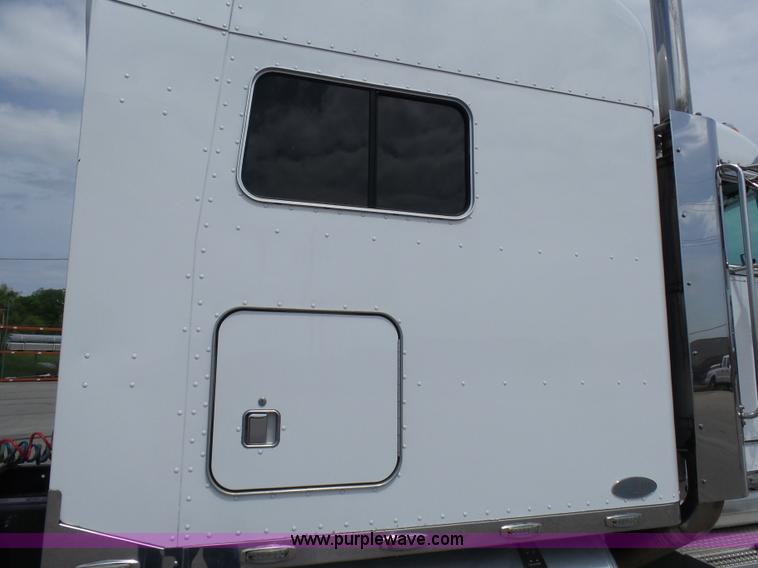 image for item L7023 2005 Peterbilt 379 semi truck