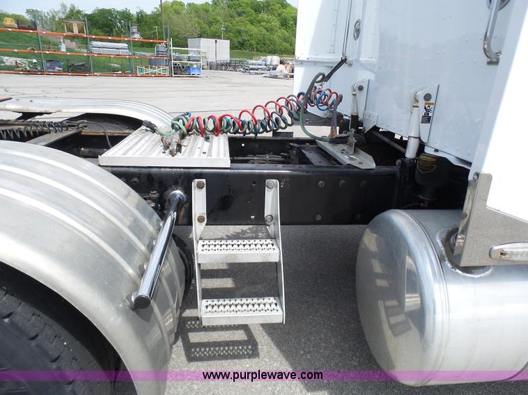 image for item L7023 2005 Peterbilt 379 semi truck