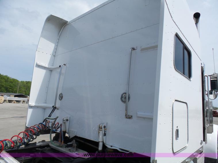 image for item L7023 2005 Peterbilt 379 semi truck