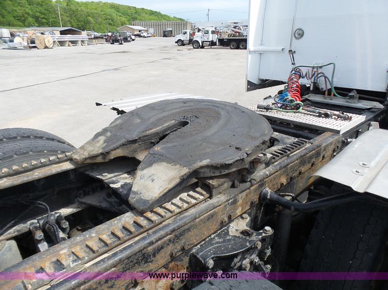 image for item L7023 2005 Peterbilt 379 semi truck