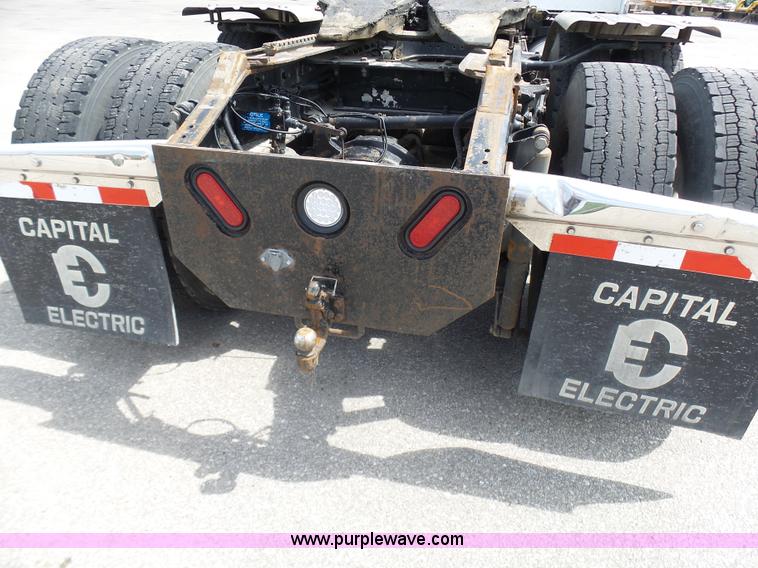 image for item L7023 2005 Peterbilt 379 semi truck