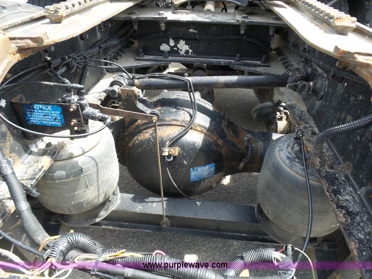 image for item L7023 2005 Peterbilt 379 semi truck