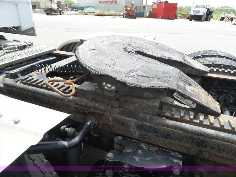 image for item L7023 2005 Peterbilt 379 semi truck